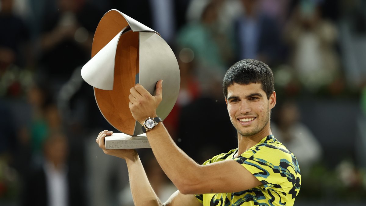 El tenista español Carlos Alcaraz posa con el trofeo tras su victoria ante el alemán Jan-Lennard Struff en la final del Mutua Madrid Open disputado este domingo 7 de mayo en la Caja Mágica, en Madrid.