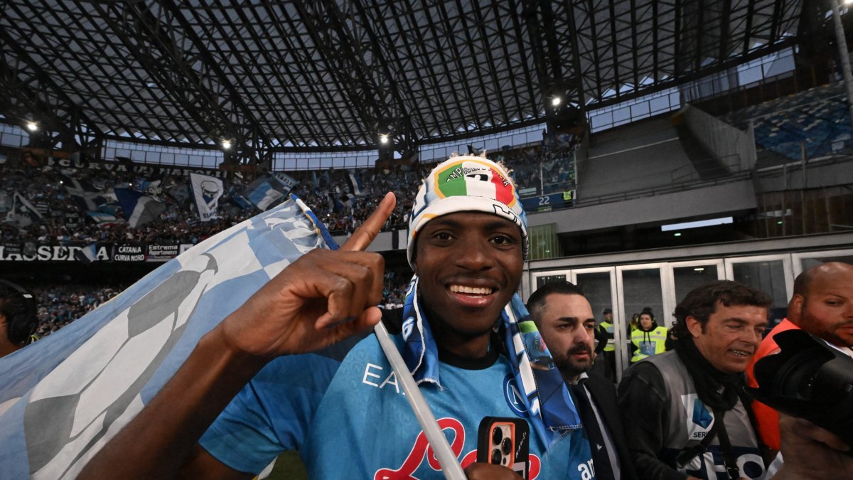 Victor Osimhen de Napoli, celebra con los fanático el Scudetto, después de ganar el partido de fútbol de la Serie A entre  Napoli y Fiorentina en Nápoles.