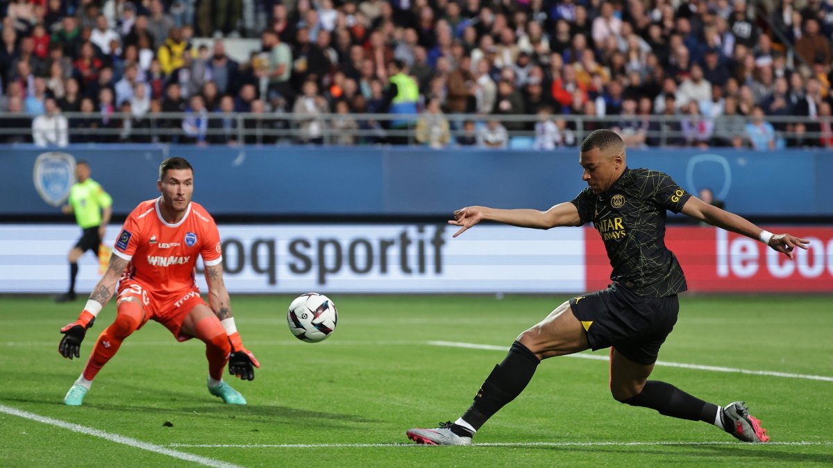 Mbappé (d) abrió el 'score' al minuto 8 del cotejo.