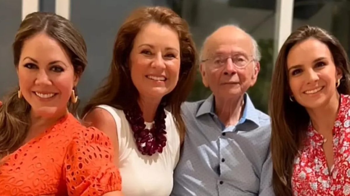 Denisse con Tere y Estéfani junto a Xavier Alvarado Roca.