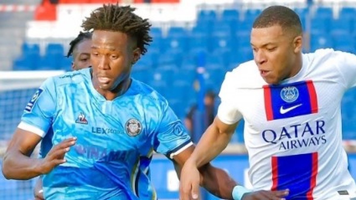 Jackson Porozo (i), del Troyes, marcando al Kylian Mbappé, del PSG.