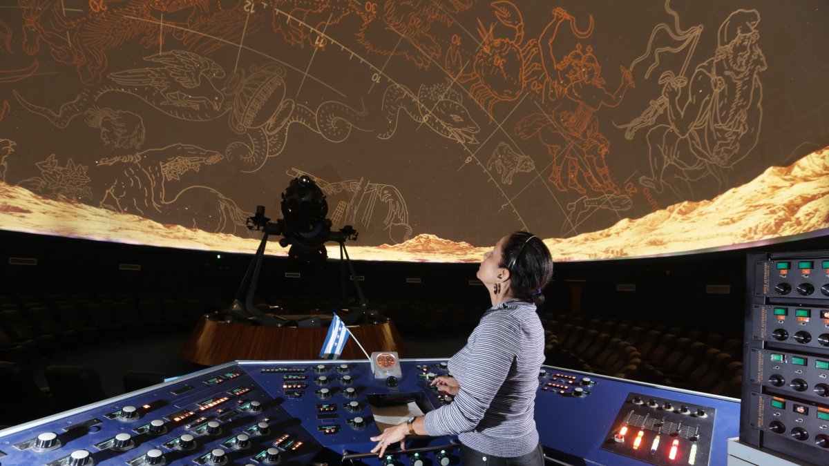 El Planetario está ubicado en la Avenida 25 de Julio frente a la Base Naval Sur, vía Puerto Marítimo..


16 de octubre del 2015.  Guayaquil- Ecuador.  Diario Expreso



Agencia (ag-expreso)