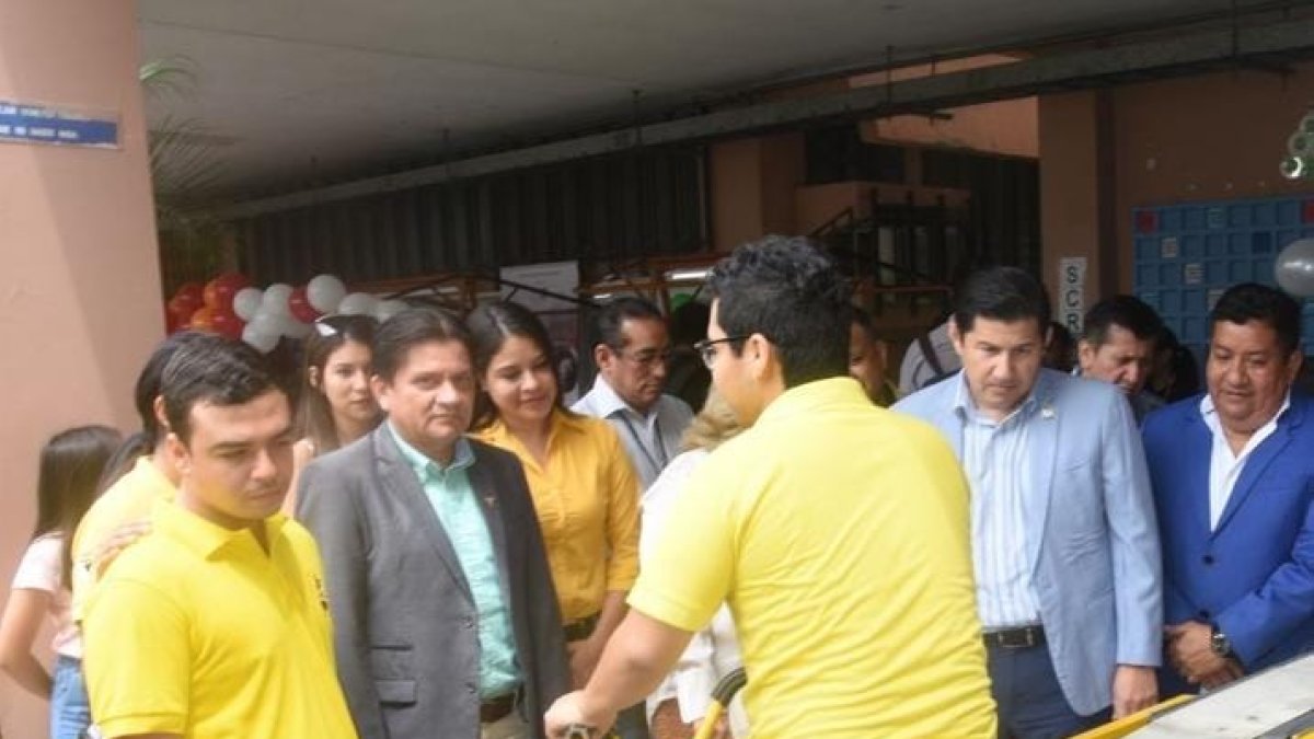 Estudiantes de la facultad de Ingeniería Industrial muestran el funcionamiento de la moledora de granos..