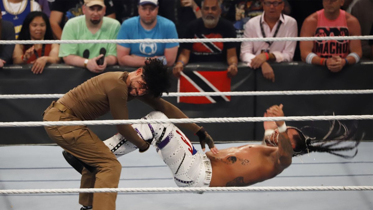 El cantante Bad Bunny (i) se presenta ayer en una pelea de la WWE Backlash 2023 contra su compatriota Damian Priest, en el Coliseo Jose Míguela agrelot, en San Juan (Puerto Rico).