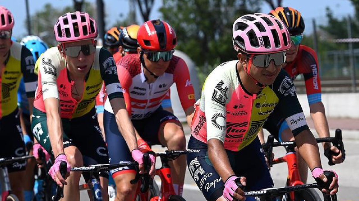 Alexander Cepeda (d) se ubica en la casilla 11 de la clasificación de la maglia blanca.