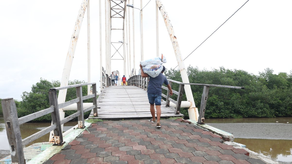 1. La caminera. Con los pasamanos a medias y falta de tablas en el piso, la estructura tiembla cada vez que varias personas pasan a la vez por el puente.