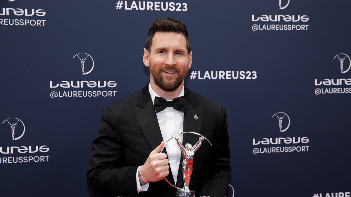 Leo Messi posando con el prestigioso premio.