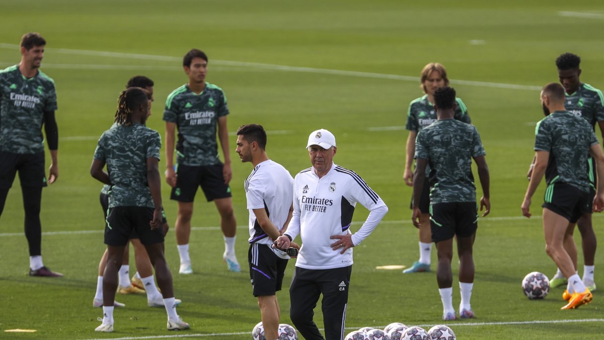El ténico italiano del Real Madrid Carlo Ancelotti (c), este lunes durante el entrenamiento en la Ciudad Deportiva de Valdebebas.