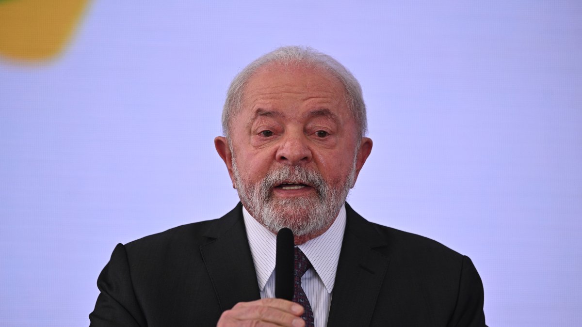 El presidente de Brasil, Luiz Inácio Lula da Silva, participa en la ceremonia de sanción del proyecto de ley que establece la Política Nacional de Salud Bucal en el ámbito del Sistema Único de Salud (SUS), hoy, en el Palacio del Planalto en Brasilia (Brasil). Lula da Silva sancionó este lunes una ley que instaura un nuevo programa de atención bucal en la red de salud pública, sobre el cual aseguró que tiene como objetivo que los brasileños 