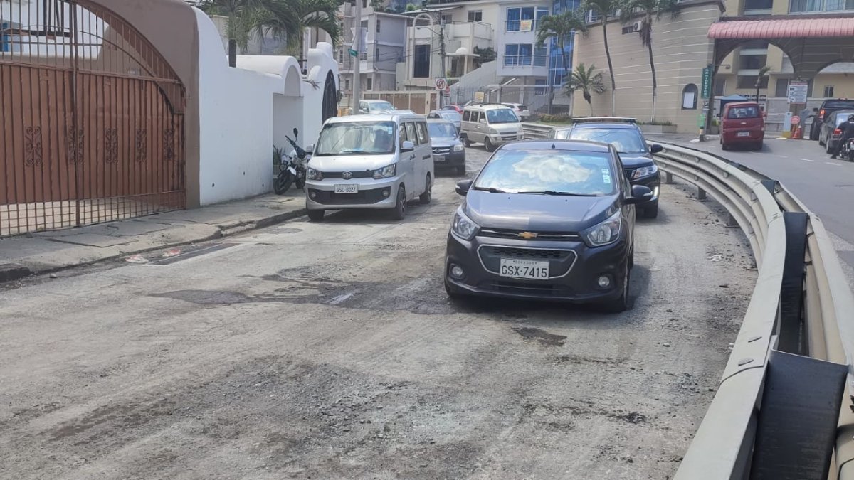 Muchos baches se pueden ver en el tramo de la vía habilitado