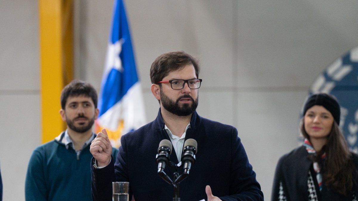 Gabriel Boric (c), durante una rueda de prensa el 7de amyo de 2203, pidió a la ultraderecha