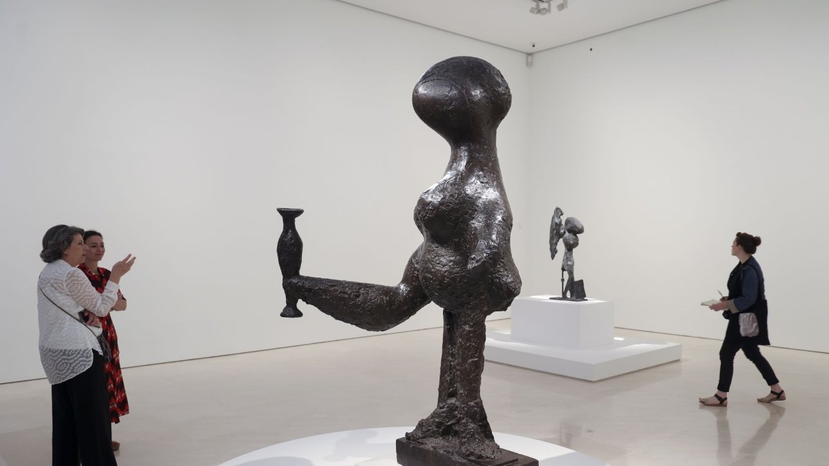 Málaga. Un hombre observa el grupo de esculturas de ‘Los bañistas’.