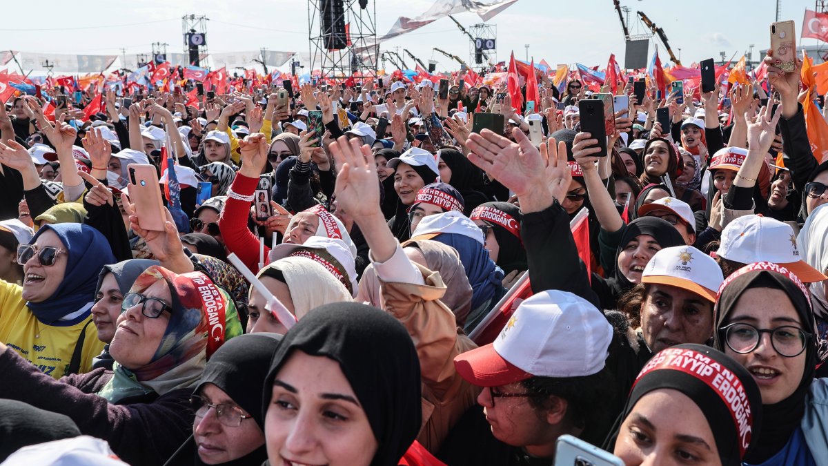 Simpatizantes del presidente turco, Recep Tayyip Erdogan, asisten a su mitin de campaña electoral en Estambul, Turquía, el 07 de mayo de 2023.