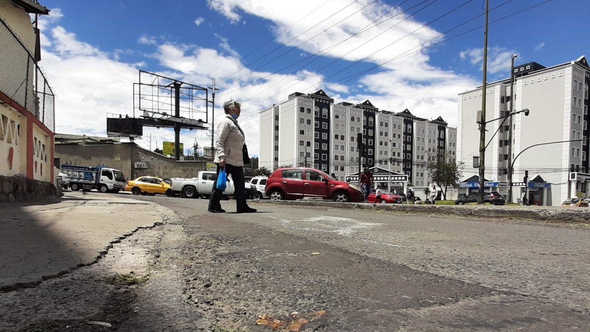 Riesgo. En las avenidas 6 de Diciembre y Río Coca es peligroso transitar por la ‘acera’, más que nada para los adultos mayores