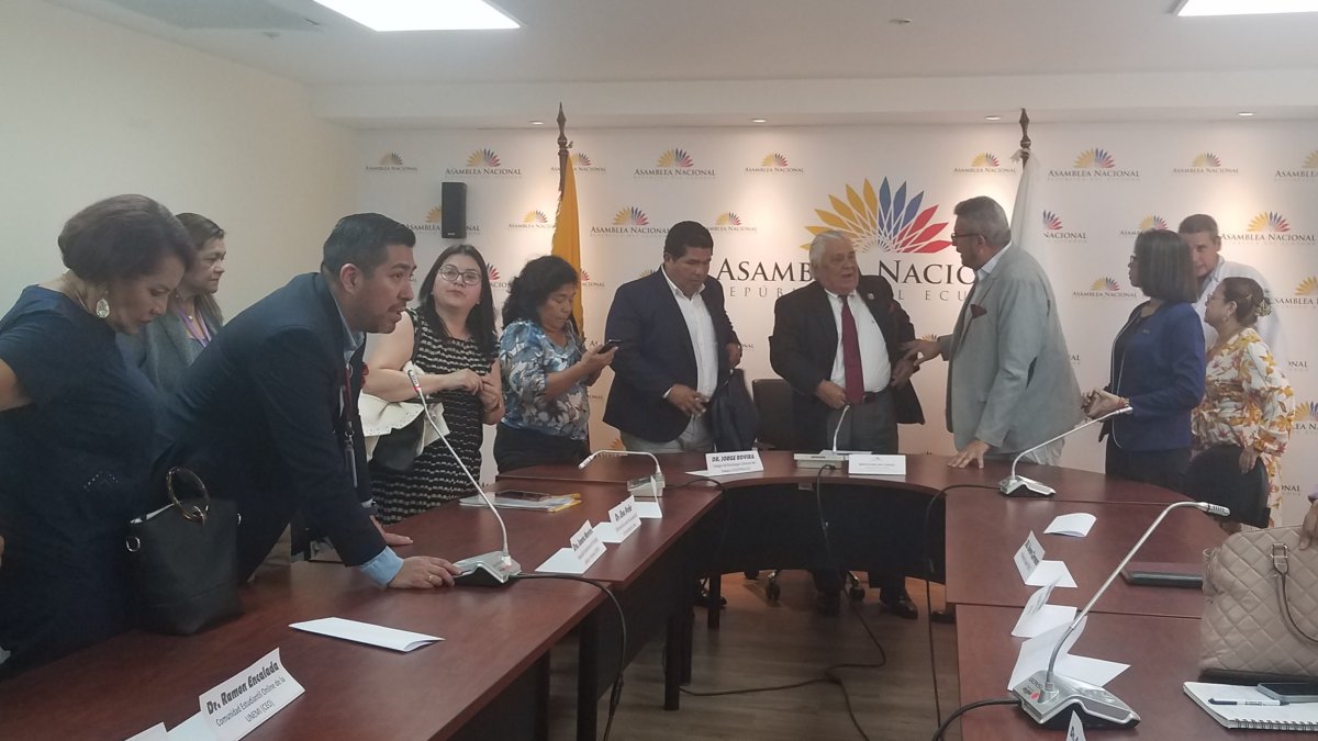 El asambleísta Marcos Molina /centro) recibió sugerencias y observaciones de directivos de carreras y gremios de psicología, de cara a la elaboración del reglamento.