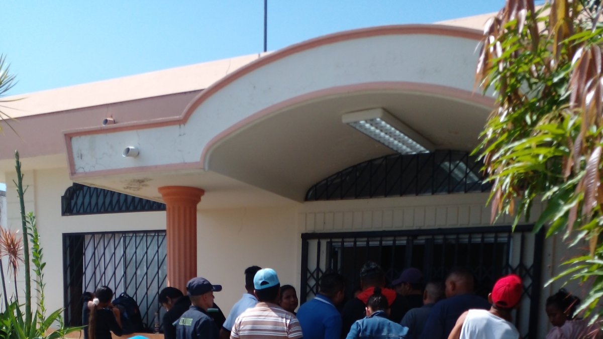 Familiares de víctimas realizaban trámites legales en morgue.