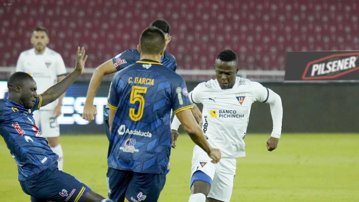 Los albos no consiguieron ganar de locales