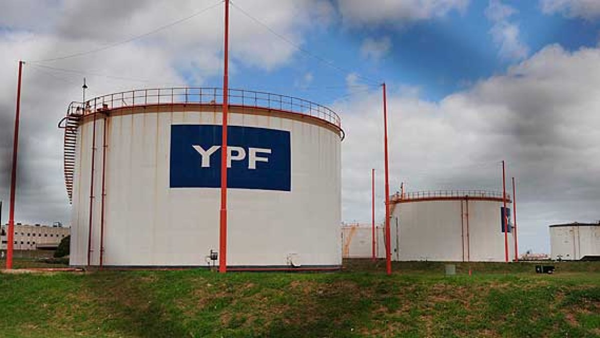 Foto referencial. Tanques de YPF Repsol en Mar del Plata.