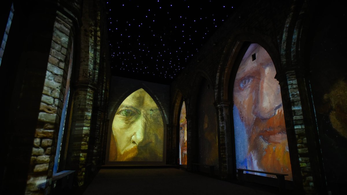 Imagen referencial de una de los exposiciones del pintor, las cuales ya han sido presentadas en distintos países del mundo.