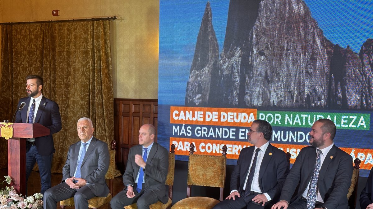 Los ministros de Estado y el embajador de Estados Unidos en Ecuador, durante el evento de presentación de canje de deuda.