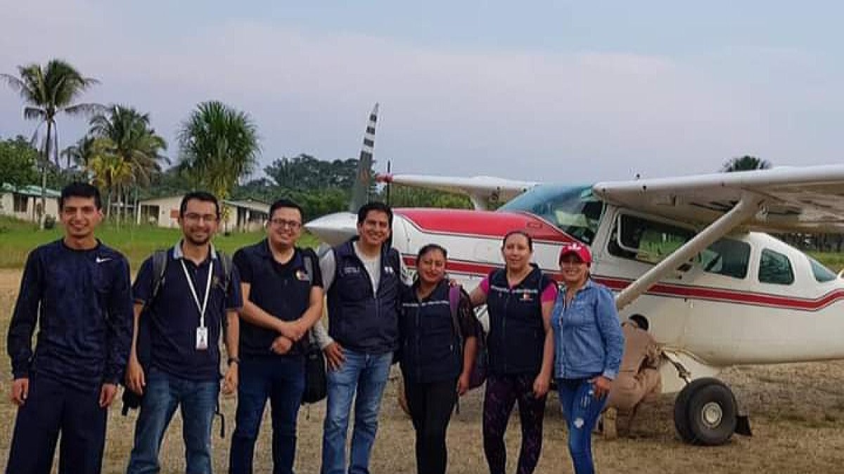 Foto de marzo de 2019 del entonces personal médico del MSP que atendía en el centro de salud de Lorocachi, Pastaza, sitio al que solo se llega en avioneta