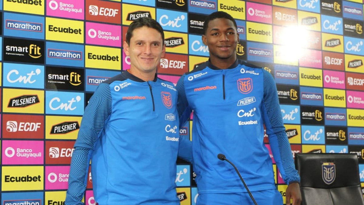 El DT Miguel bravo de la mini-Tri y el jugador Justin Cuero previo a la salida a Argentina