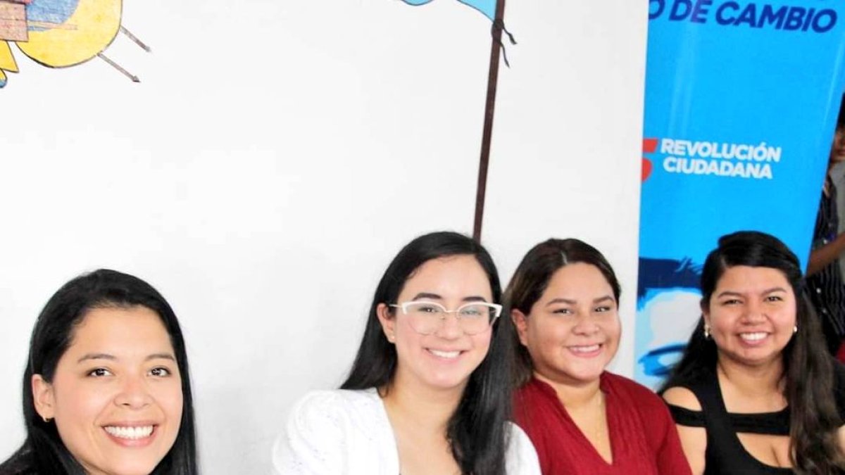 Blanca López (c), una de las concejalas electas de la Revolución Ciudadana.