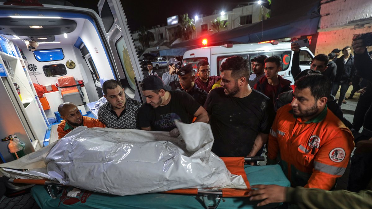 Los palestinos llevan el cuerpo de un miembro del movimiento de la Yihad Islámica en el hospital Al Shifa después de los ataques aéreos de Israel en la ciudad de Gaza, el 09 de mayo de 2023.