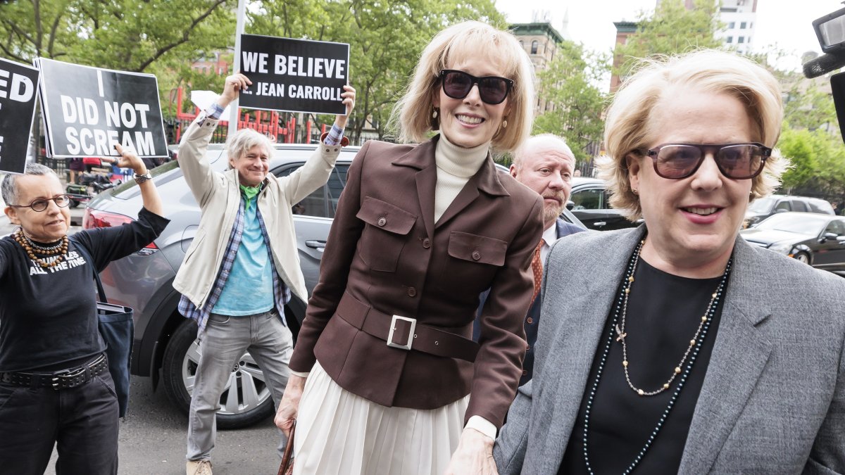 E. Jean Carroll (centro) llega a un tribunal federal para las deliberaciones en la demanda civil por agresión sexual y difamación.