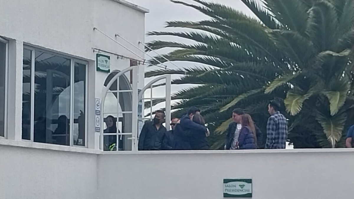 Los parientes recibían las sentidas condolencias en el lugar.