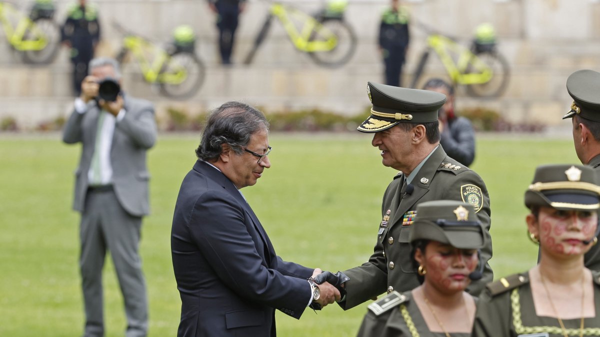 El presidente de Colombia, Gustavo Petro (i), saluda al Mayor General William René Salamanca durante su posesión como nuevo director de la Policía Nacional, hoy martes 9 de mayo de 2023