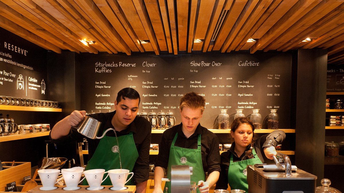 Cafetería.- Uno de los locales de Starbucks en el mundo.