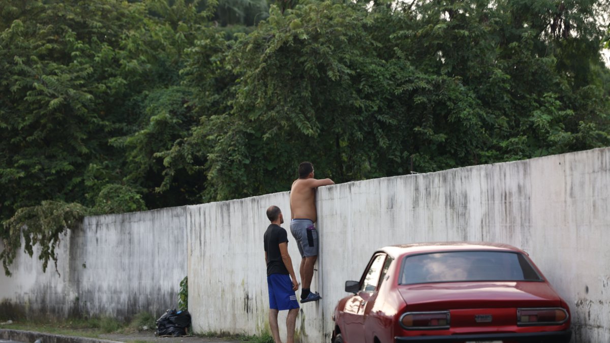 Los muros que dividen el barrio del parque Samanes tienen menos de dos metros de altura y eso propicia que más de uno los salte para cometer fechorías.