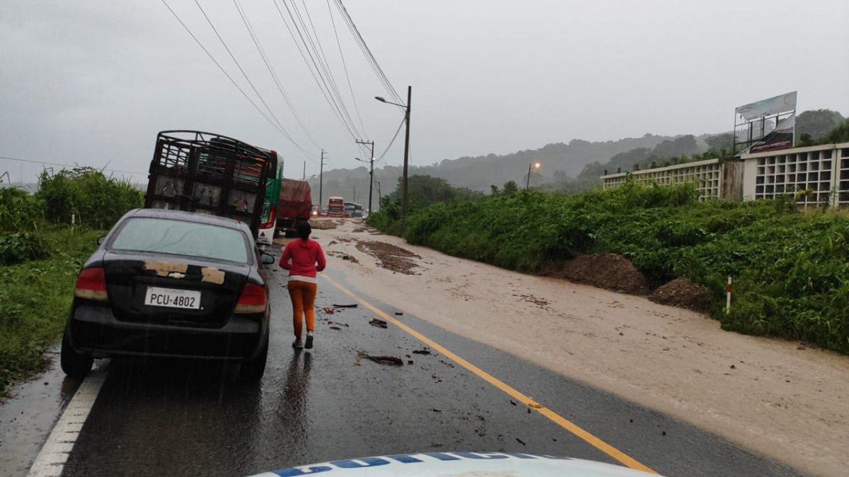 Las lluvias provocaron deslizamientos y el cierre parcial de la vía que une a Rioverde y Borbón.