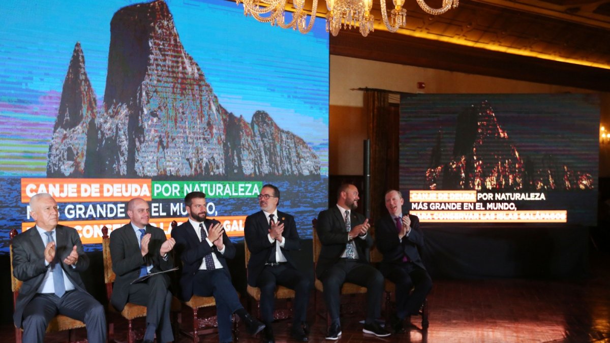 Los ministros de Gobierno y el embajador de EE. UU. en Ecuador, Michael J. Fitzpatrick, en el evento.