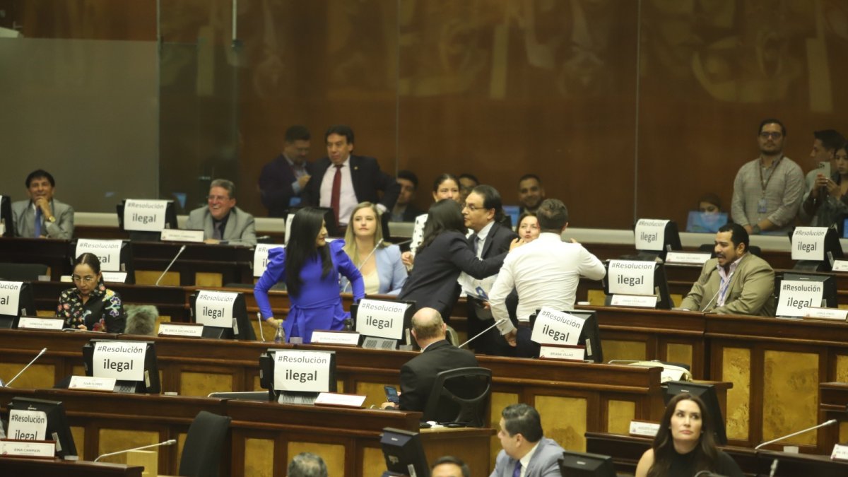 Descontento. Fernando Villavicencio defendió su gestión al frente de la Comisión de Fiscalización y se fue. “Para no ser cómplice”, dijo.