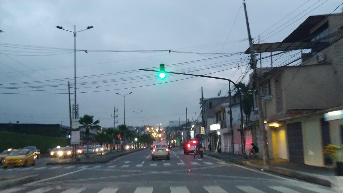Así permanece un tramo de la avenida Felipe Pezo Campuzano desde hace casi un mes.