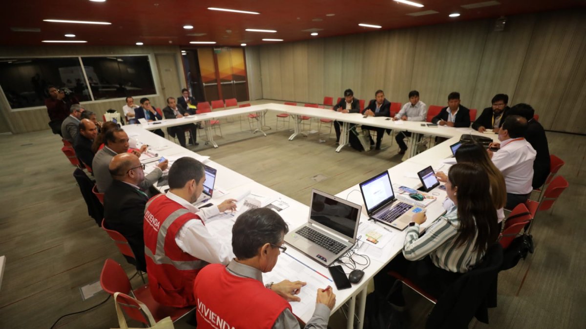 Funcionarios del Ministerio de Vivienda de Perú, en una reunión de planificación. Esta entidad costruirá 15.029 casas bioclimáticas.