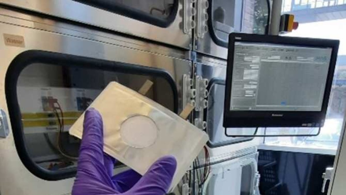 Uno de los miembros del equipo que trabaja en el rediseño de la celda de batería de litio-aire sostiene parte del equipamiento empleado en la investigación.