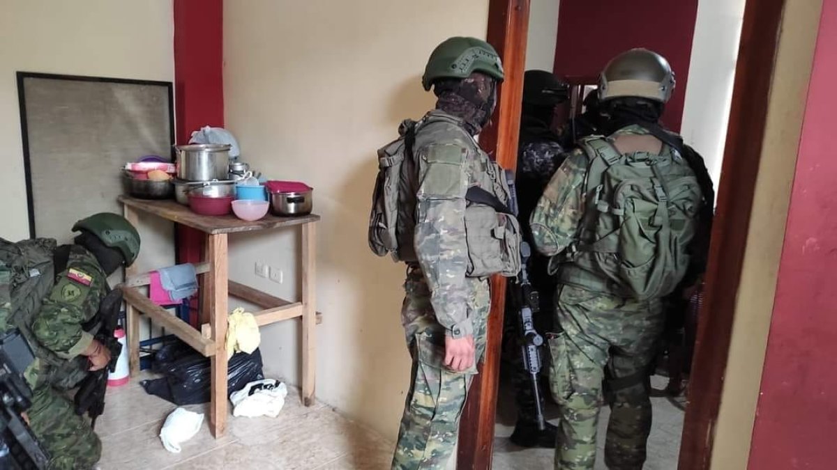 Entre las evidencias hallaron: panfletos escritos con amenazas y logotipos de Los Tiguerones