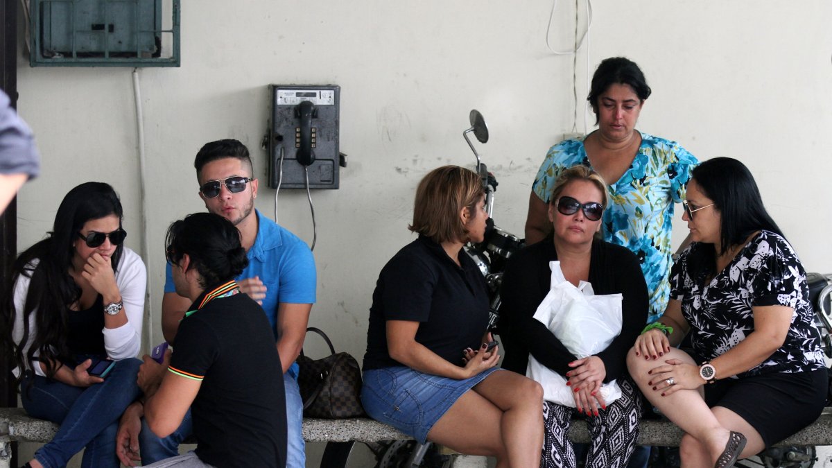 Familiares y amigos de Denisse Ruiz acudieron a la morgue de la Comisión de Tránsito del Ecuador (CTE), en 2014.