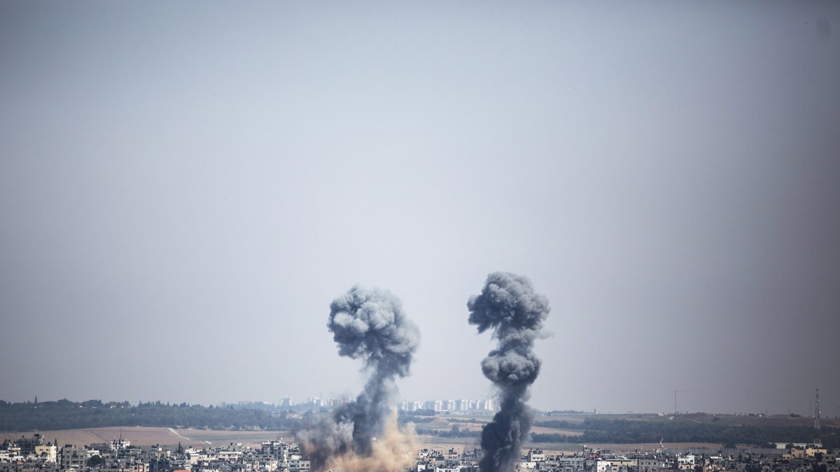 Dos columnas de humo ascienden desde la ciudad de Gaza después de un ataque de las fuerzas israelís, este miércoles 10 de mayo en Gaza (Gaza y Cisjordania). 