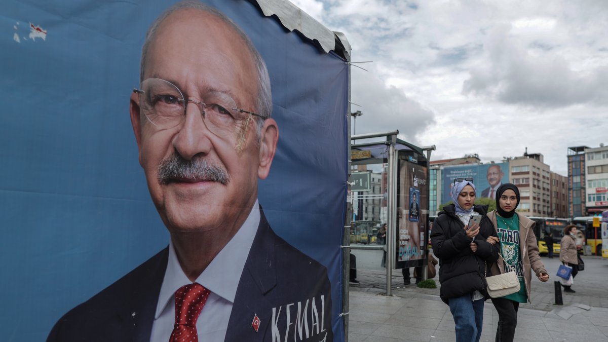 La gente camina frente a la pancarta electoral del candidato presidencial turco Kemal Kilicdaroglu, líder del opositor Partido Popular Republicano (CHP) en Estambul, Turquía, el 9 de mayo de 2023.