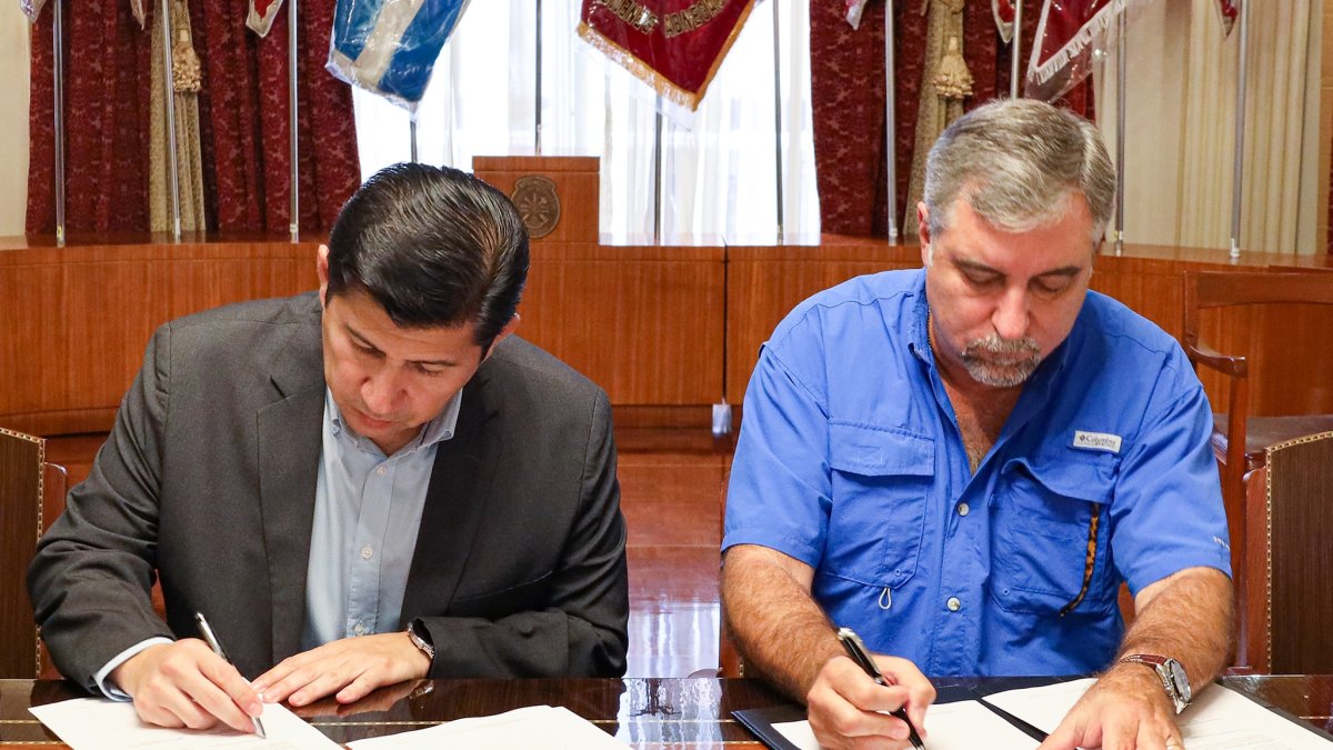 Francisco Morán y Martín Cucalón sellan la firma, rector de la Universidad de Guayaquil y jefe del Cuerpo de Bomberos, firmaron el convenio.