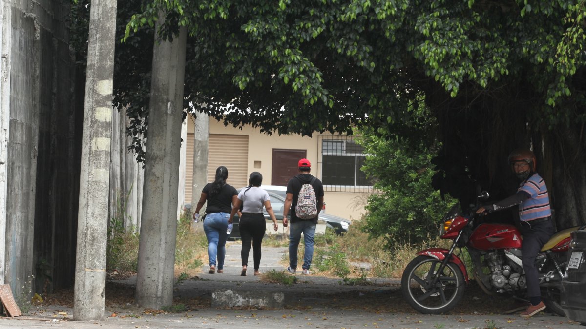 Las personas caminan con temor por los callejones peligros de la ciudadela Albatros.
