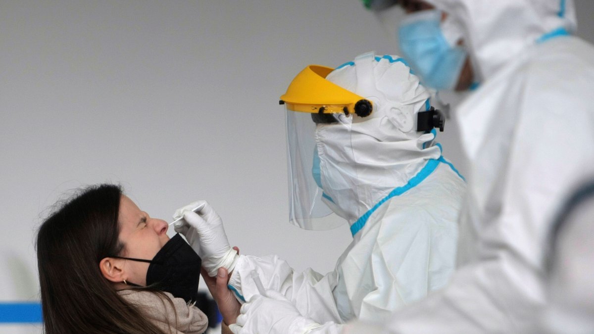 Una persona se somete a una prueba PCR para detectar la COVID-19, en una fotografía de archivo.
