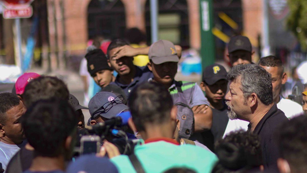 Migrantes hablan con autoridades, en El Paso, Texas (EE.UU.), este 9 de mayo de 2023.