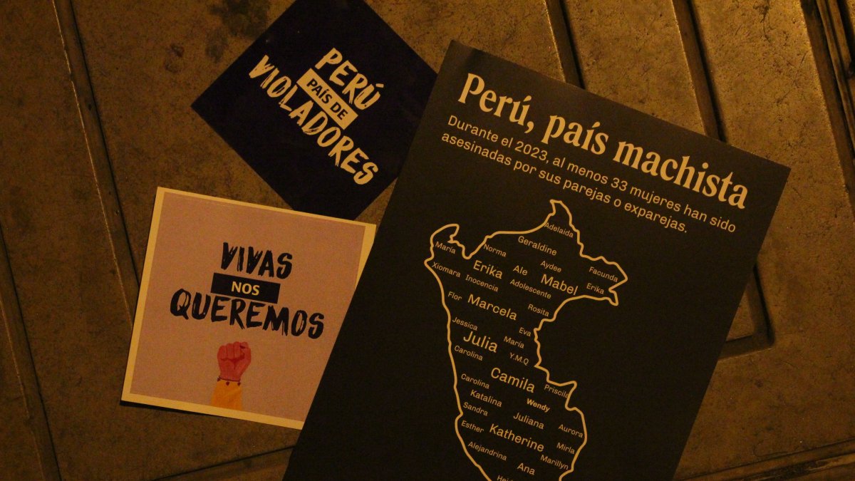 Mujeres participan de una vigilia por las víctimas de feminicidio, el 4 de abril de 2023, al frente al Palacio de Justicia en Lima (Perú).