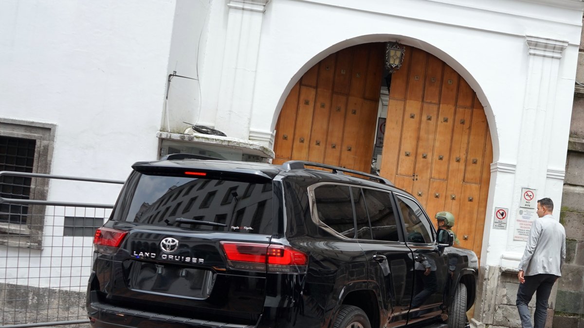 Registro. Un vehículo de la Presidencia de la República en Carondelet.