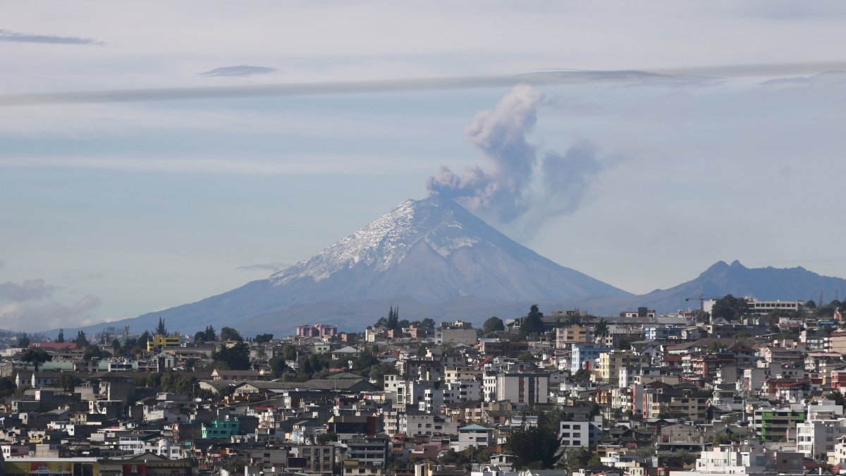 Panorámica del volcán Cotopaxi. Del coloso se desprende una columna de gases.